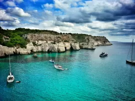 Explorando la Isla de Menorca: Famosos, Lugares y Residencias Privilegiadas
