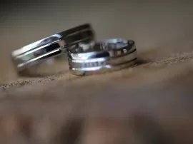 Comprobar la autenticidad y significado de un anillo doble de plata: Guía paso a paso