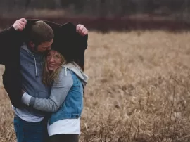 El abrazo de la persona que amas: significado, emociones y sensaciones de un hombre enamorado