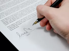 ¿Quién fija y cómo se puede retrasar la firma de escritura en una compraventa?